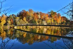 Fußgängerbrücke im Herbst